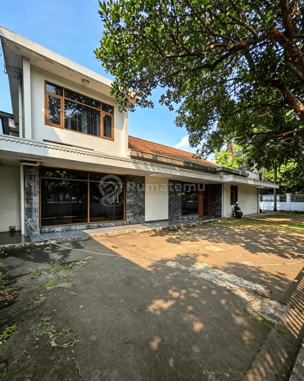Rumah Dengan 2 Lantai Di Jalan Dharmawangsa Kebayoran Baru Posisi Hoek Strategies