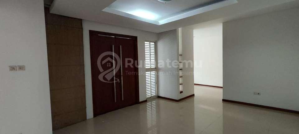 Sewa Rumah Mewah Dengan Pool di Pondok Indah