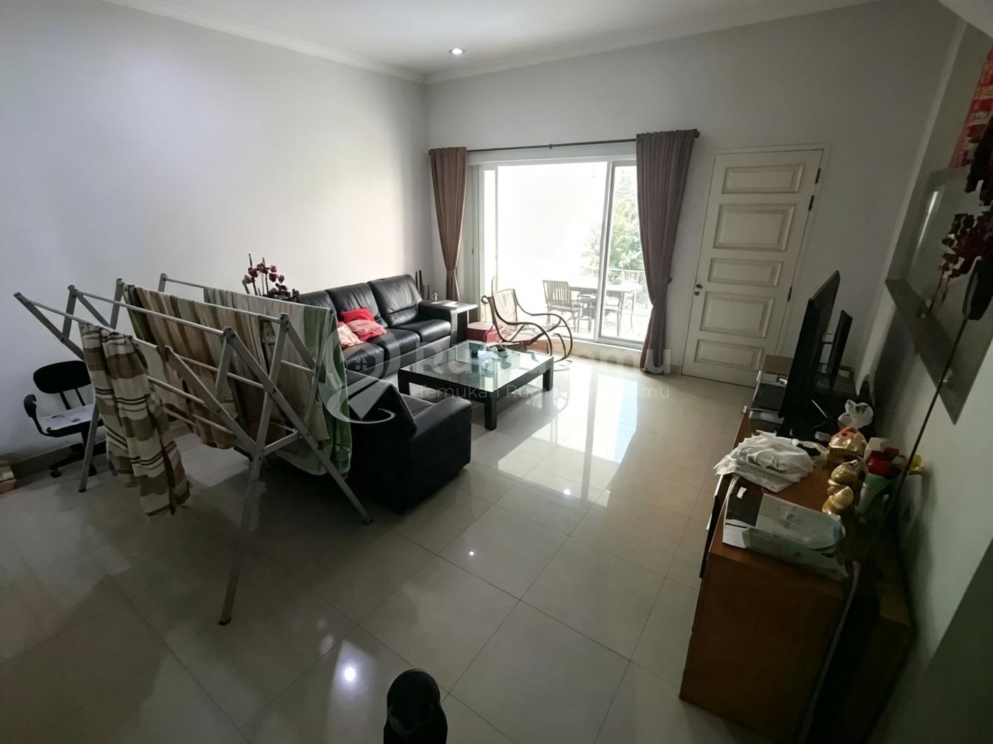 Rumah di Pik 1 Patung Kuda Laut
