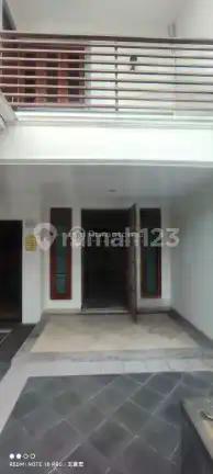 Sewa Cepat Rumah Rapi 2 Lantai di Kelapa Puan