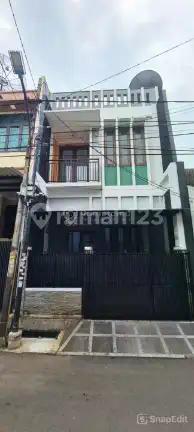 Rumah Siap Huni 2.5 Lantai Tomang! Ada Rooftop, Lokasi Strategis, Jual 3.5M Saja!