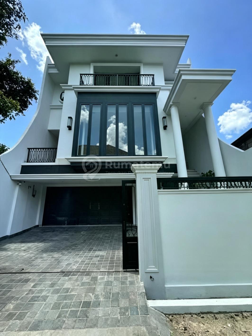 Dijual Rumah mewah 3 lantai dengan sentuhan American Classic, memadukan desain elegan & kualitas premium di lokasi strategis.