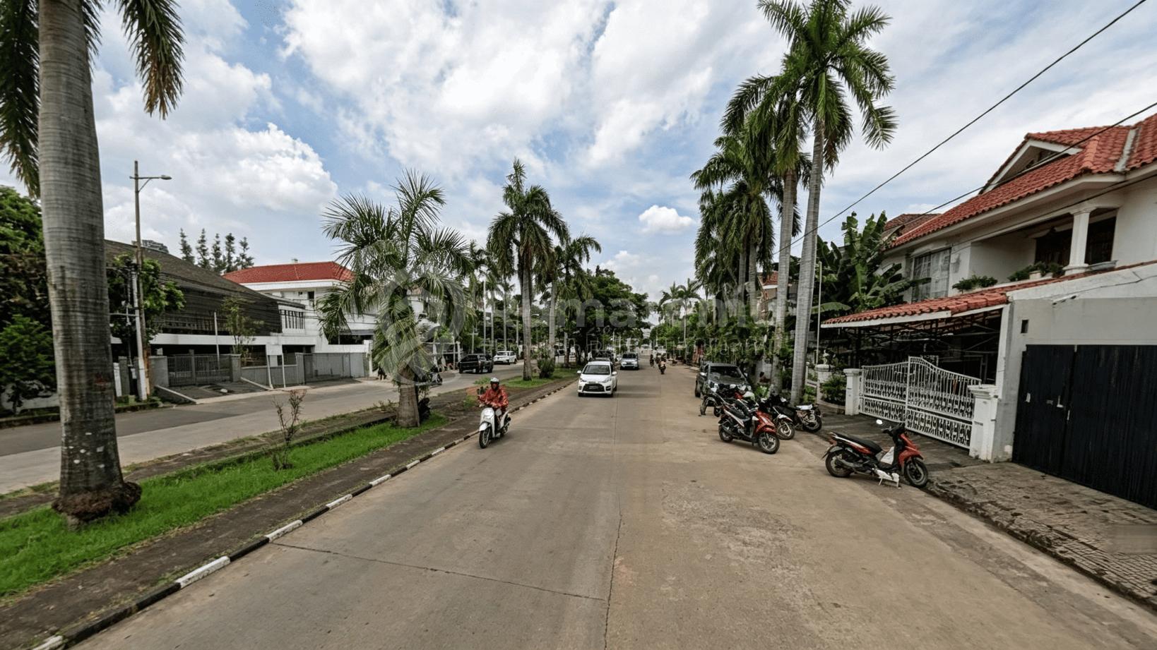Dijual rumah lama butuh renov besar di Kedoya Utara kebon Jeruk Hadap Tenggara Akses jalan 6 mobil