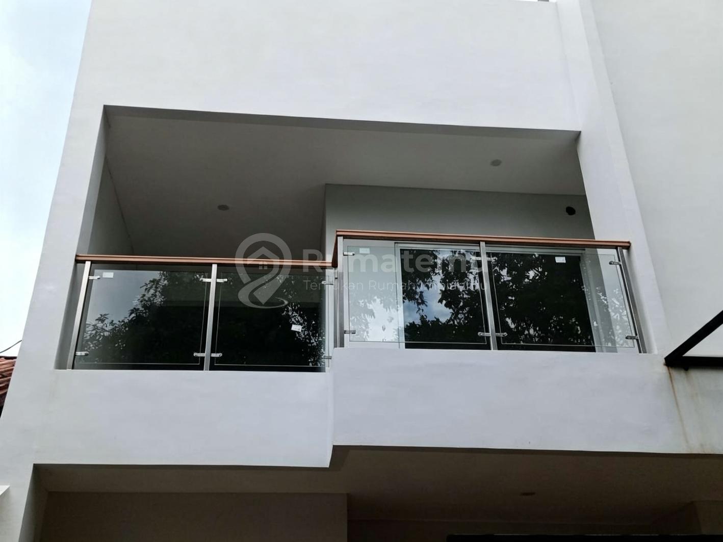 Jual rumah minimalis baru renov di Cipedak, Jagakarsa, Jakarta Selatan