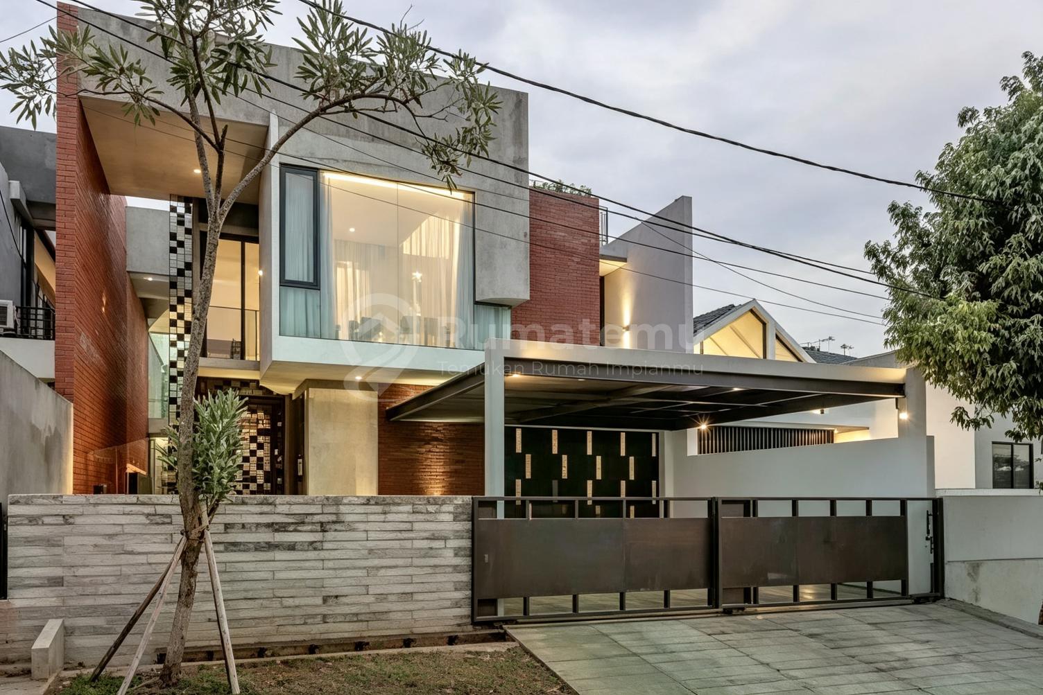 Rumah Design Menarik Ada Kolam Renang Strategis Siap Nego