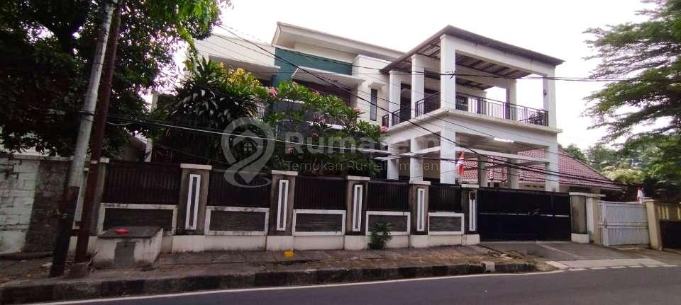 Rumah Menteng Proklamasi. 2 Lantai. 21x35. With Swimming Pool. Siap Huni