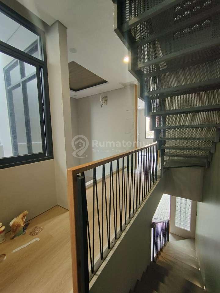 Rumah Baru Dengan Rofftop Dalam Komplek Tenang Di Pondok Bambu Jakarta Timur 