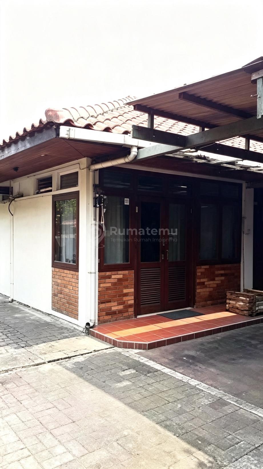 Di Jual Rumah lama harga hitung tanah saja. Lokasi nyaman, tenang dan aman di Jl MPR Cipete-Cilandak