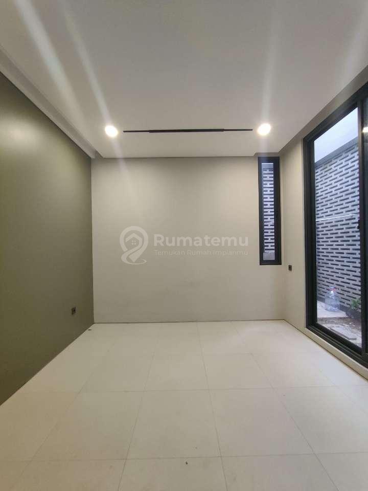 Rumah Baru Dengan Rofftop Dalam Komplek Tenang Di Pondok Bambu Jakarta Timur 