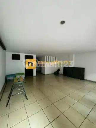 Rumah Bagus Ada Kolam Renang Lokasi Strategis di Lebak Bulus