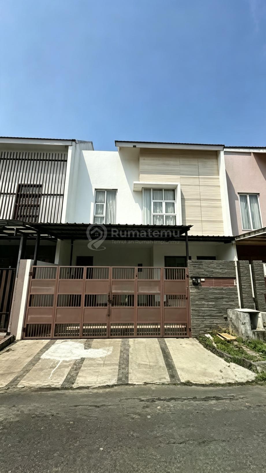 Rumah Cantik Strategis 3 Lantai Semi Furnish Siap Huni