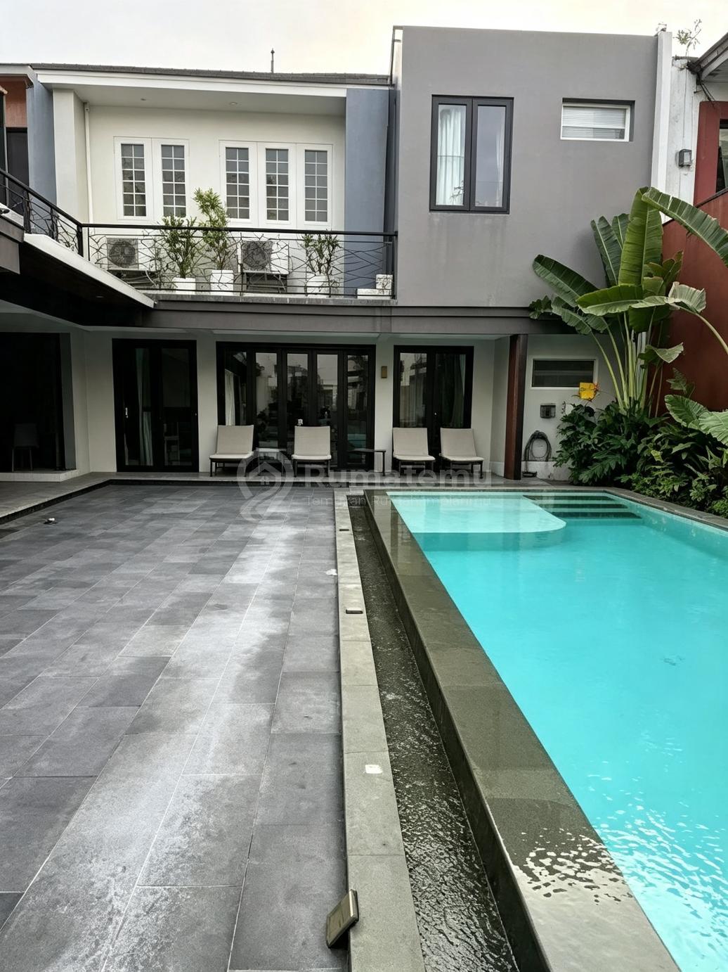 Rumah Mewah Bangunan Mandiri Dng Kolam Renang