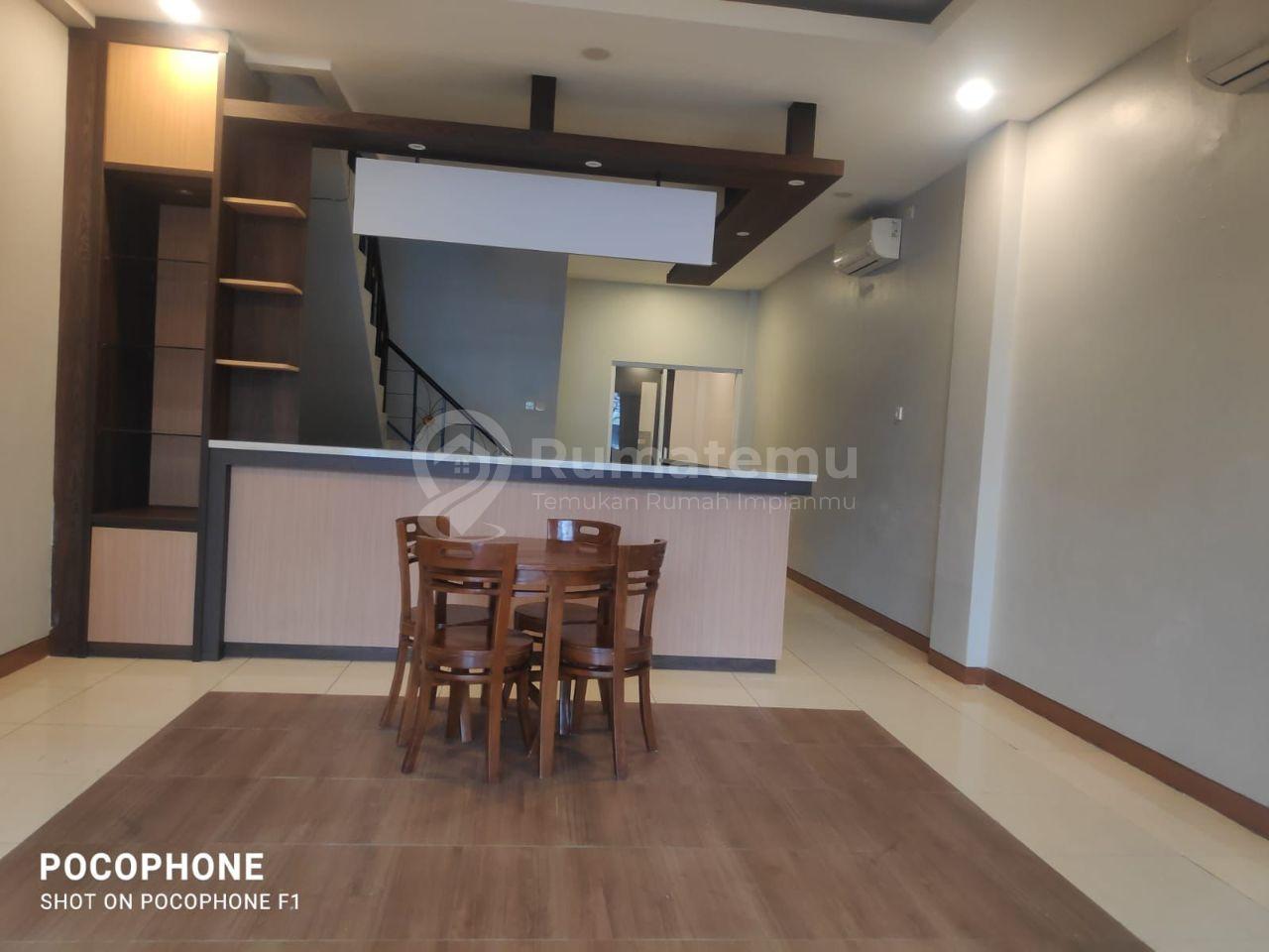 TURUN HARGA Rumah 2,5 Lantai yang Terawat dan Siap Pakai yang Strategis di Lingkungan Bisnis Harapan Indah, Bekasi