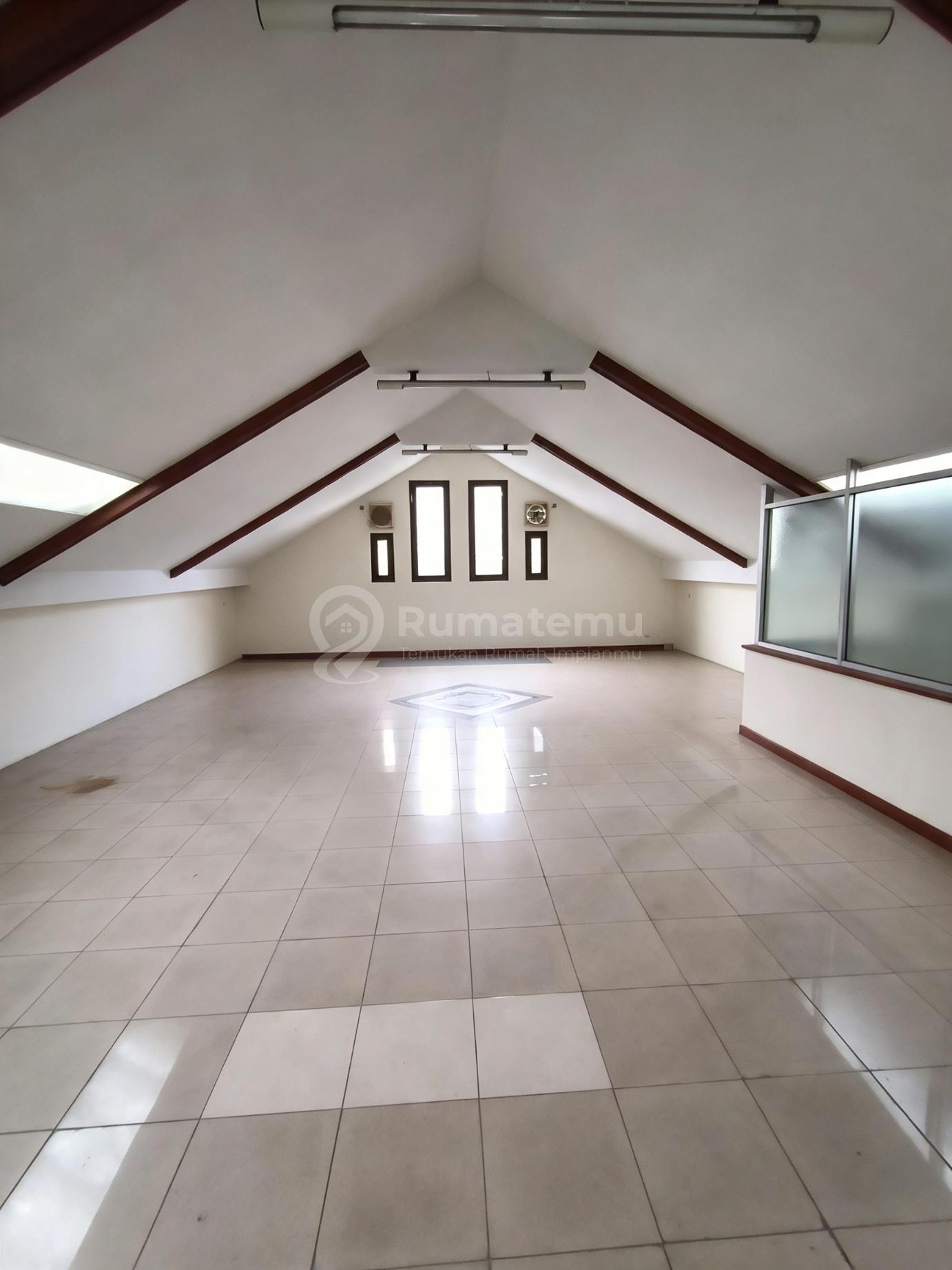 Disewakan Ruko Jarang Ada Office 3 Lantai Furnished, Mainroad Veteran Bandung