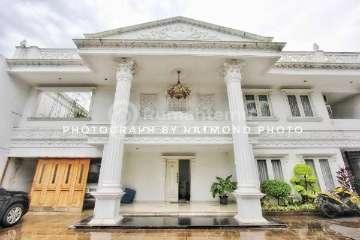 Rumah Classic Mewah 2 lantai di Pondok Indah, Jakarta Selatan.