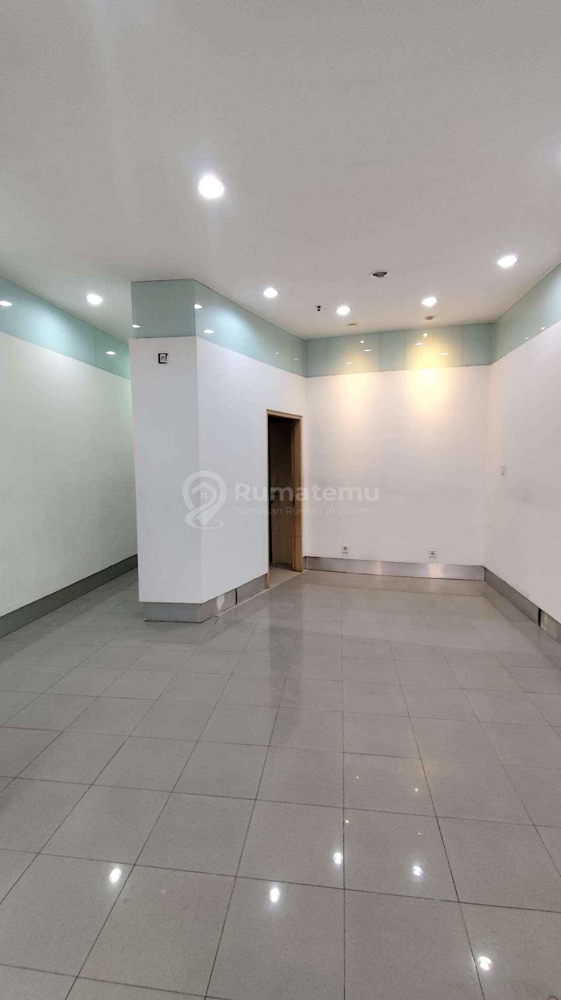 Ruko 4 lt ex Bank di Cempaka Mas Jakarta Pusat