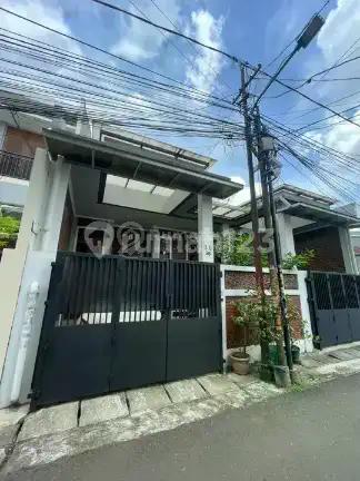 Dijual Rumah 2 Lantai Rapih Siap Huni di Perumahan Taman Meruya Ilir Kembangan Jakarta Barat