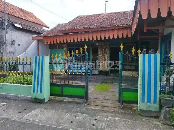 Dijual tanah bonus bangunan, Dekat banyak kampus, cocok untuk kost
