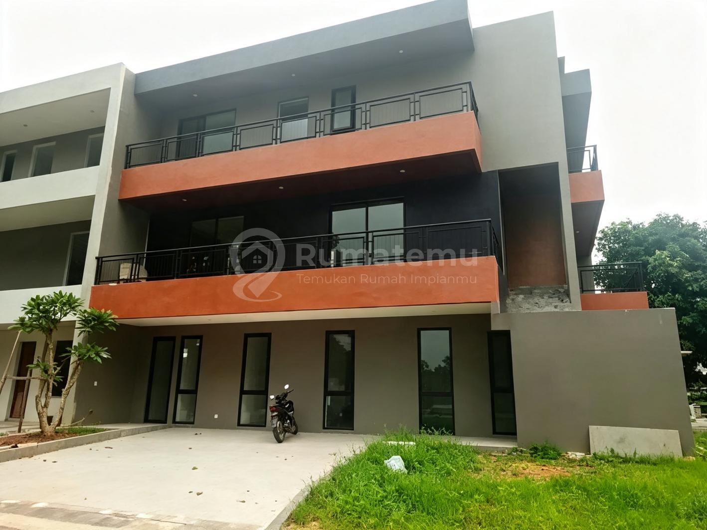 Feronia Alam Sutera Rumah 3 Lantai Hook dan Lift