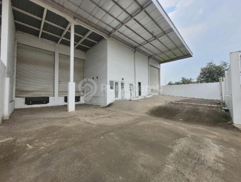 DISEWAKAN GUDANG DENGAN LOADING DOCK Kawasan Industri Delta Silicon - Cikarang