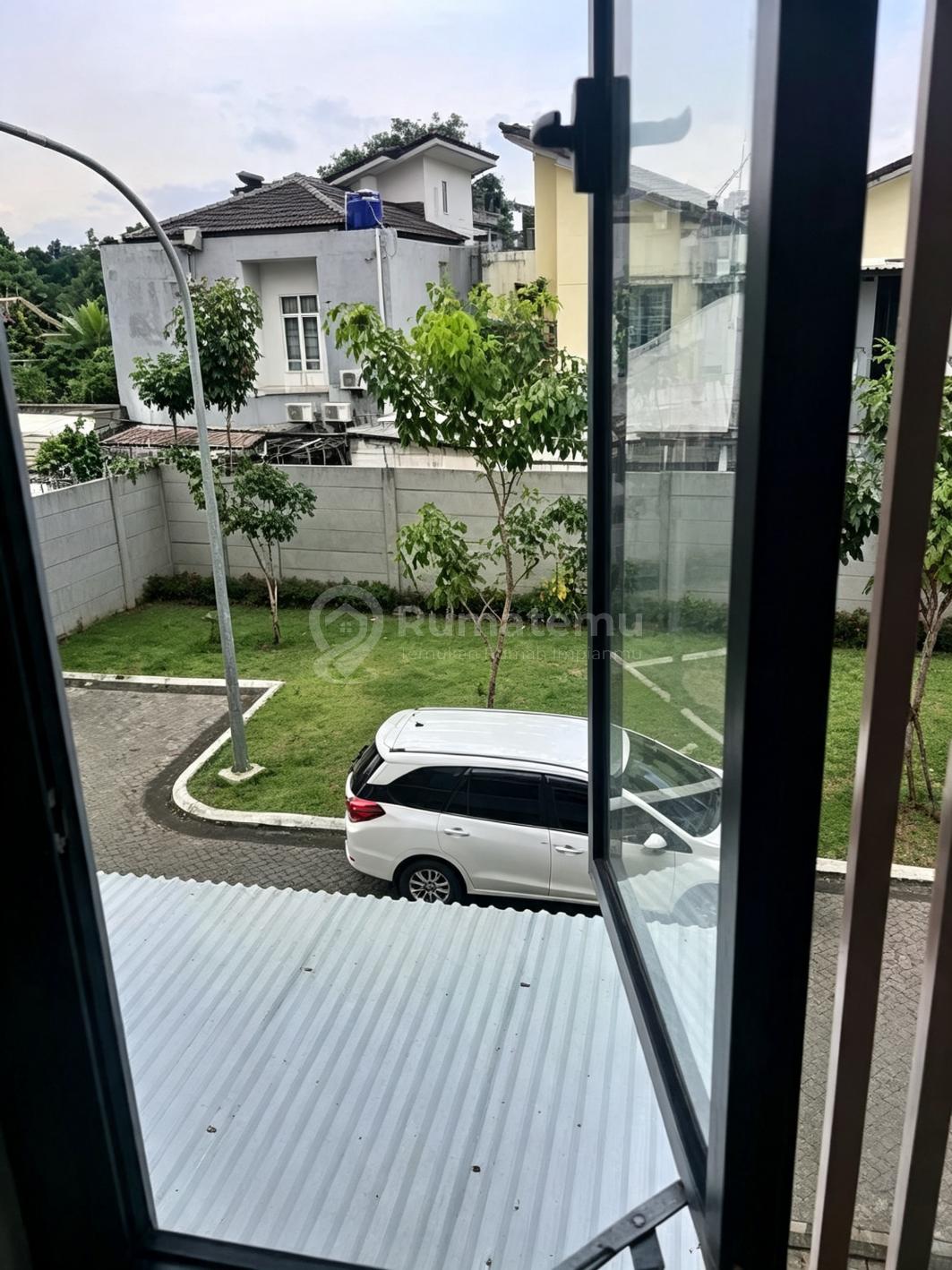 Rumah 2 Lantai Disewakan 65Juta Pertahun di Cluster Yuthica BSD City Dekat Teras Kota