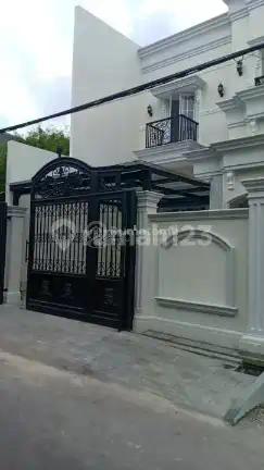 Dijual Rumah 2 Lantai American Classic di Jalan Bazoka Joglo Jakarta Barat