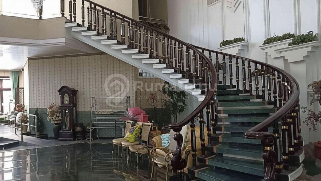 Rumah Area Komersial Raya Dharmahusada MERR Seberang Galaxy Mall