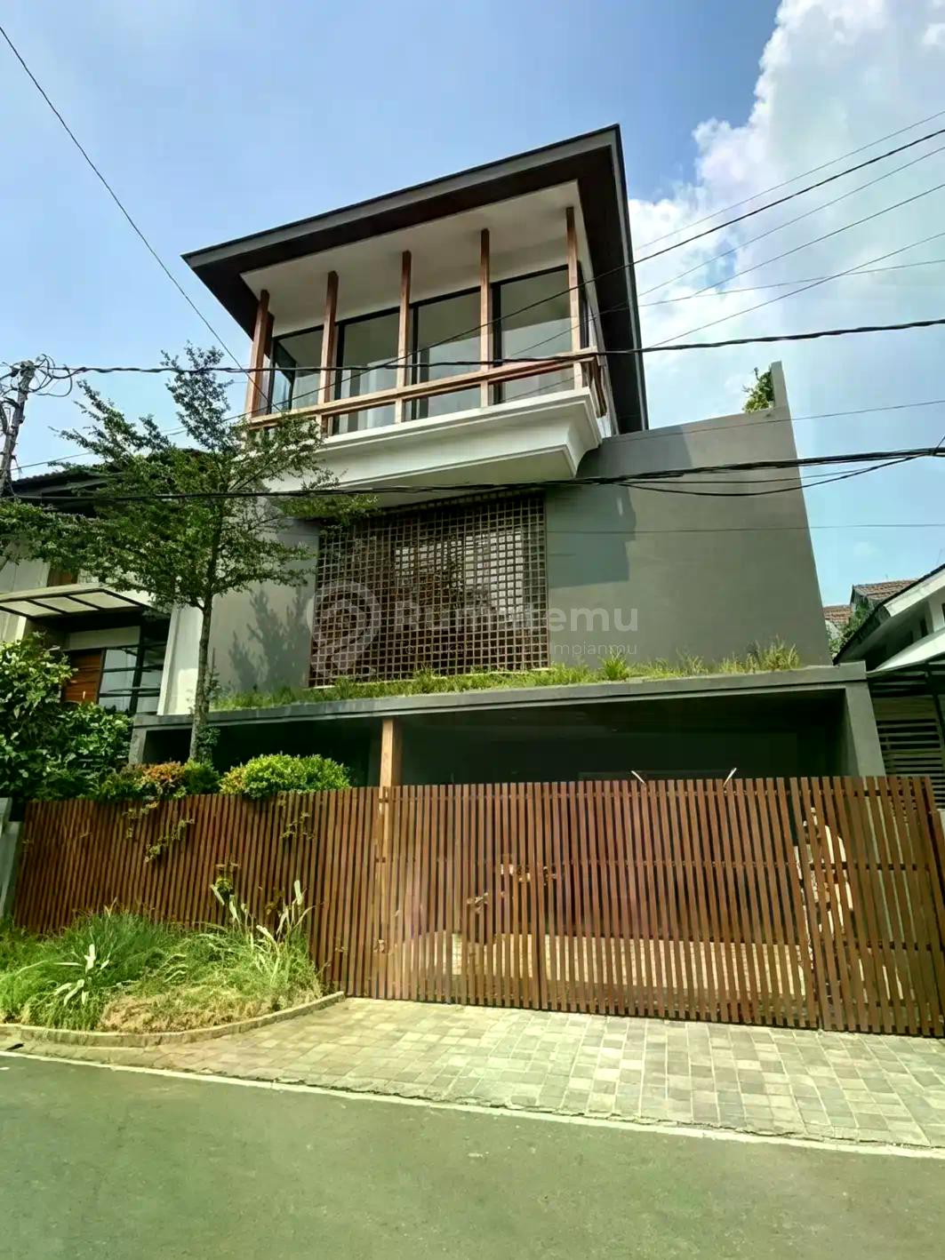 Rumah 3,5 Lantai di Pondok  Indah Jakarta Selatan
