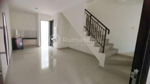 Jual Rugi Rumah 2 lantai siap huni Green Village Cipondoh Tangerang