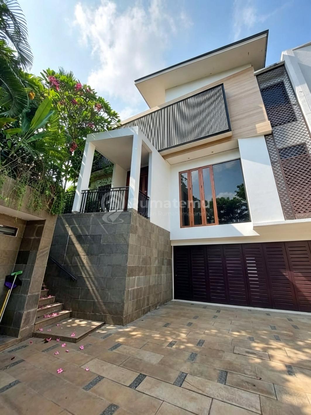For sale Rumah mewah Desain modern tropis + swimming pool dengan taman luas Area Kuningan, Jakarta