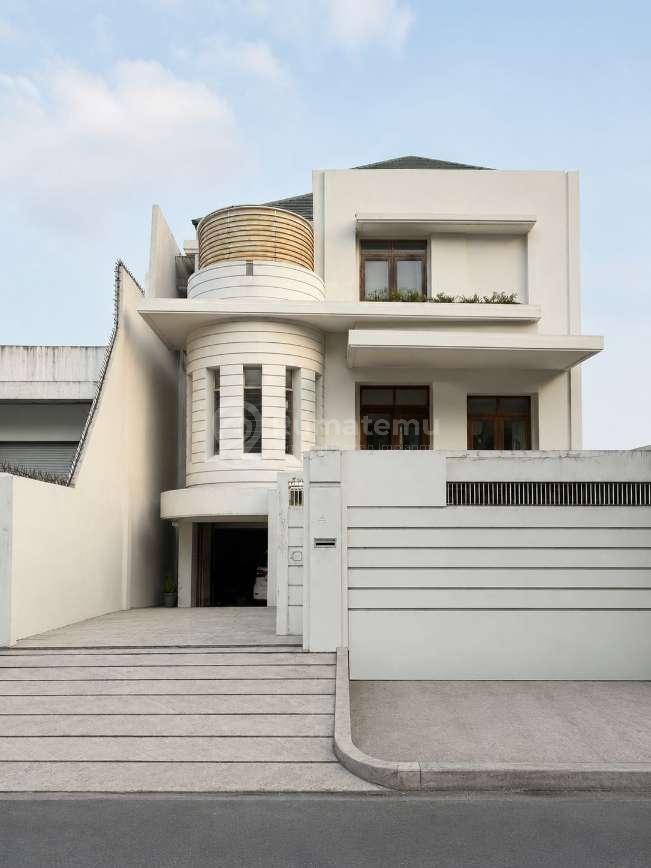 Dijual Rumah Mewah 3 Lantai di Puri Indah.