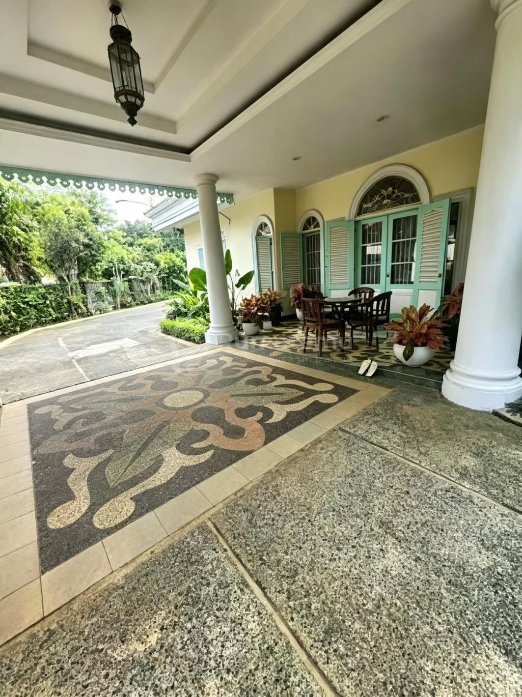 Rumah Mewah Klasik Tanah Luas Hook Dalam Komplek Di Kota Bogor