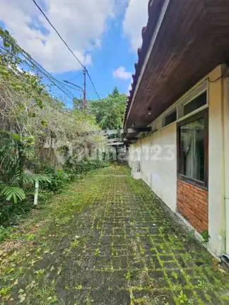 Di Jual Rumah lama harga hitung tanah saja. Lokasi nyaman, tenang dan aman di Jl MPR Cipete-Cilandak
