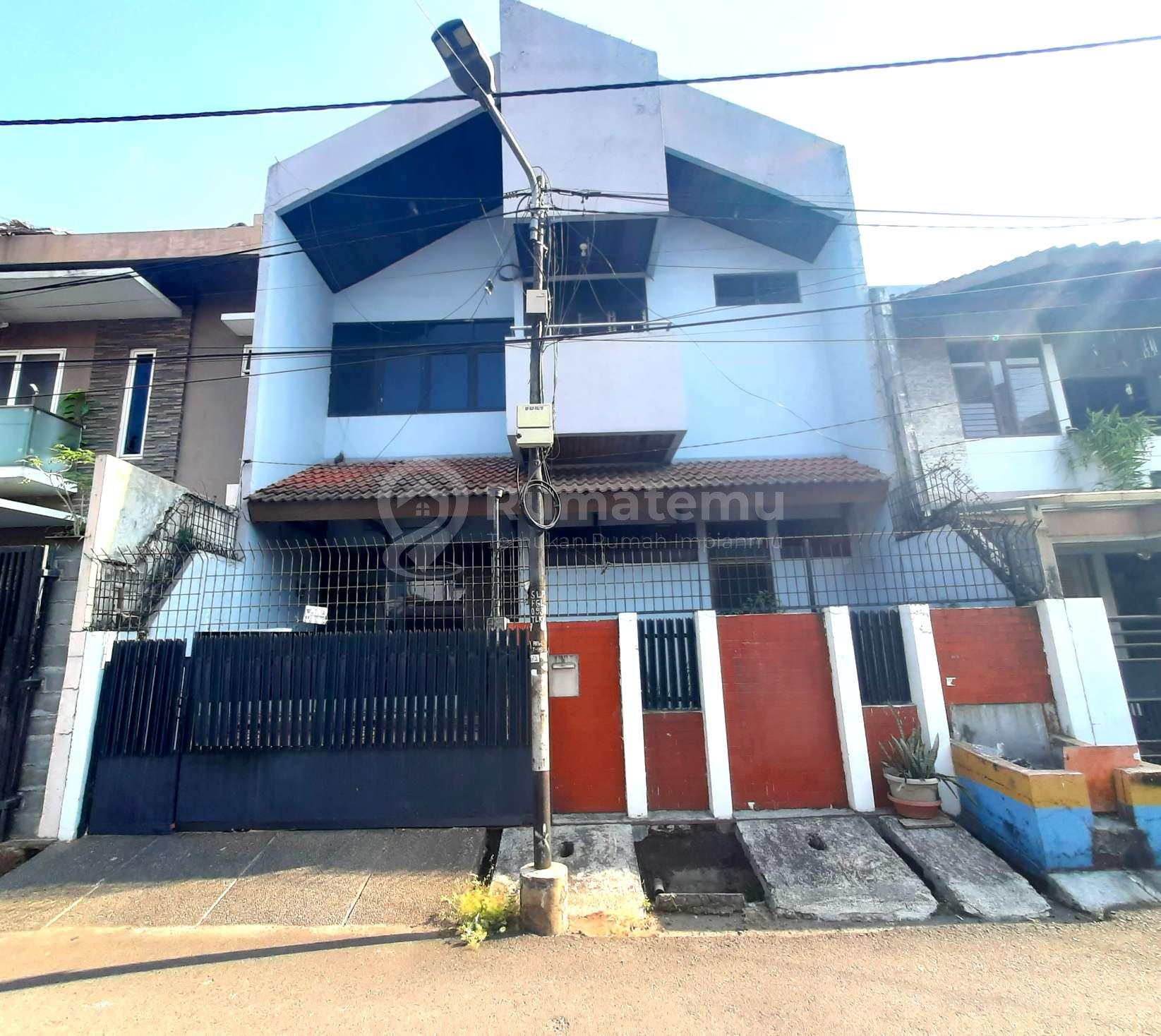 Rumah Tomang. 2.5 Lantai. 14x25. Jalan Raya 4 Mobil. Siap Huni