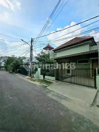 Rumah dalam komplek dengan renovasi total-desain fresh, nyaman, dan siap langsung dihuni.