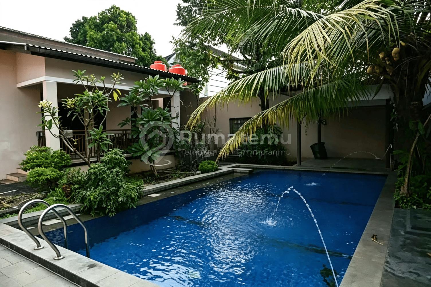 Rumah Ada Pool Di Cipadu Jaya, Tangerang, Rumah Mewah, Siap Huni, Barat