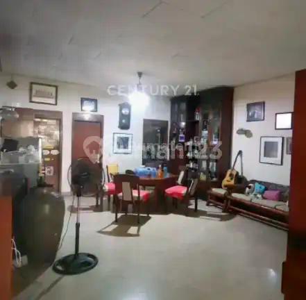 Rumah dengan Hadap 2 Muka (Jalan Besar dan Komplek) di Rawamangun