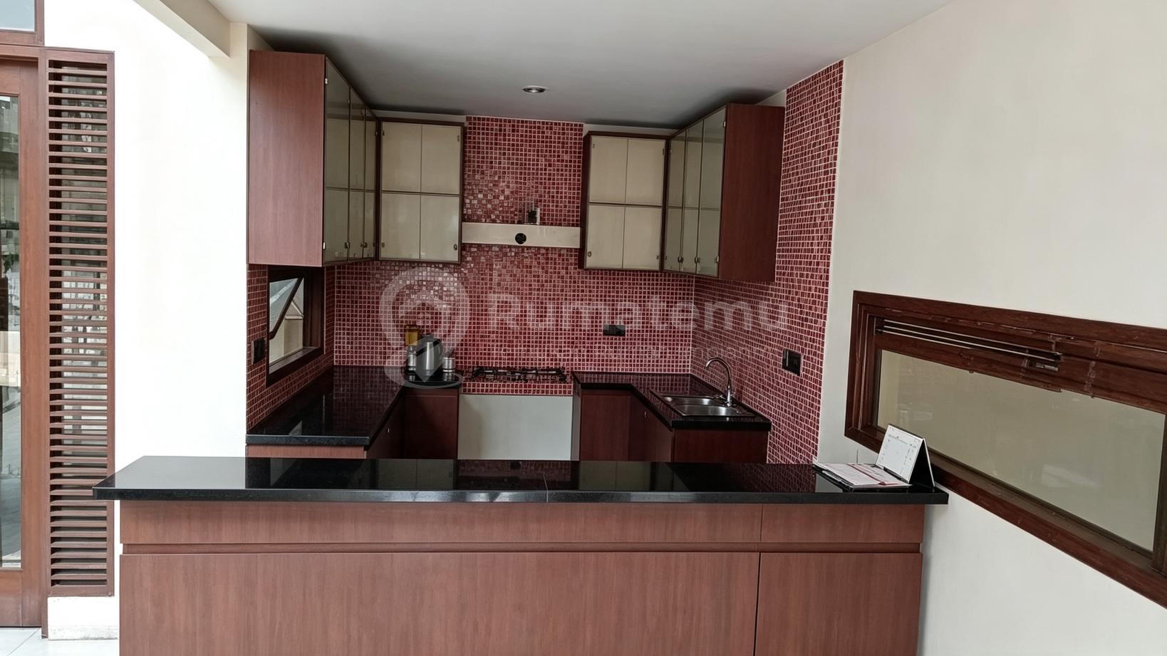 Dijual rumah mewah dekat mall Aeon Akses jalan 2 mobil lebih, Tanjung Barat, Jagakarsa
