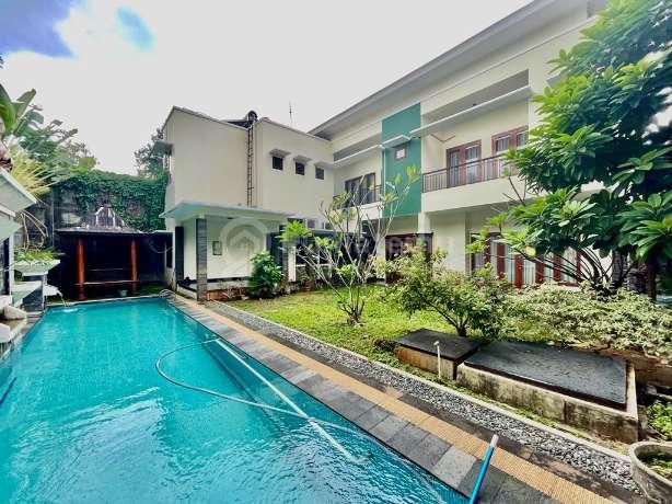 Rumah Menteng Proklamasi. 2 Lantai. 21x35. With Swimming Pool. Siap Huni