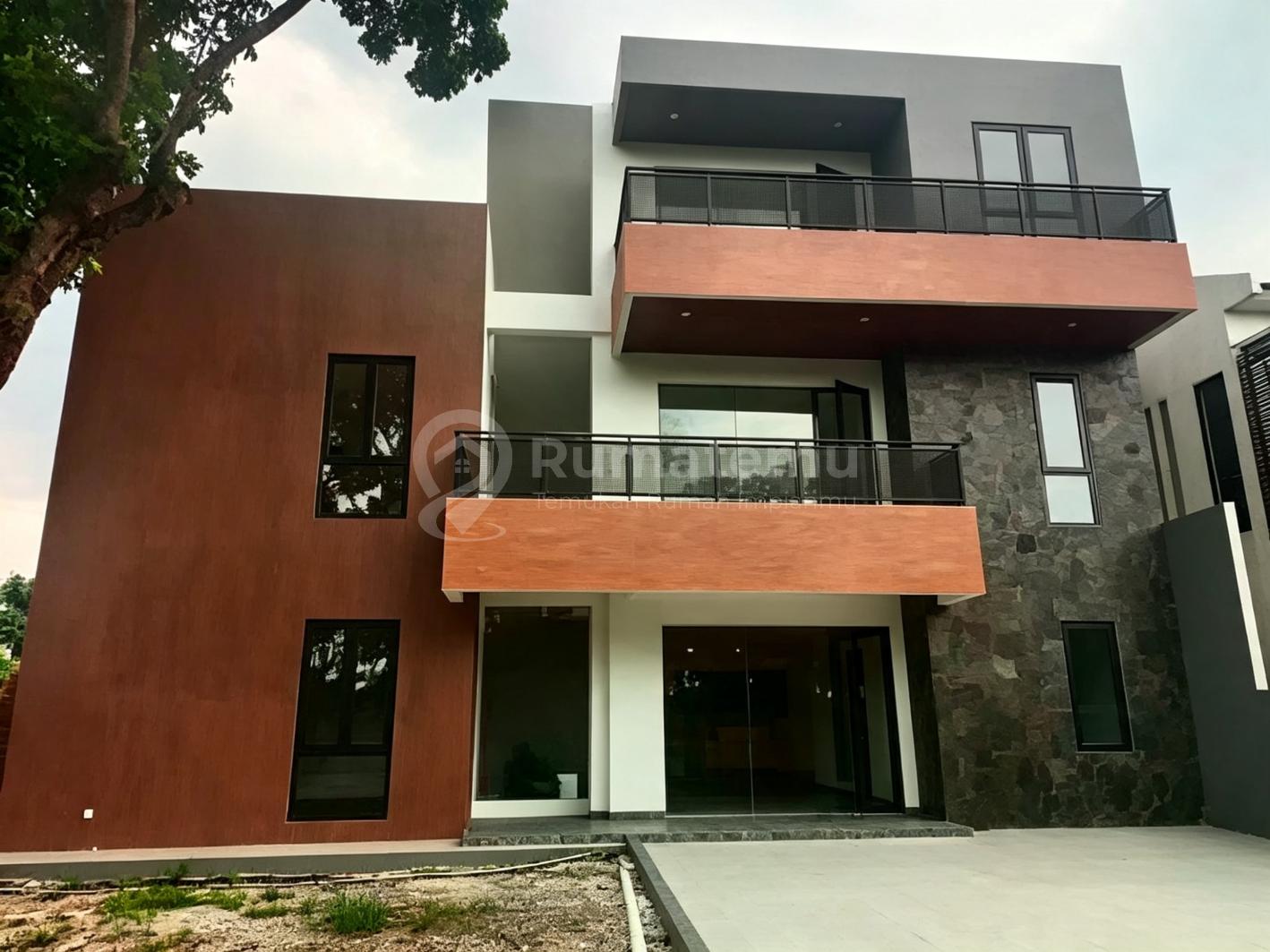Alam Sutera Cluster Palmyra Rumah 3 Lantai Hook & Lift