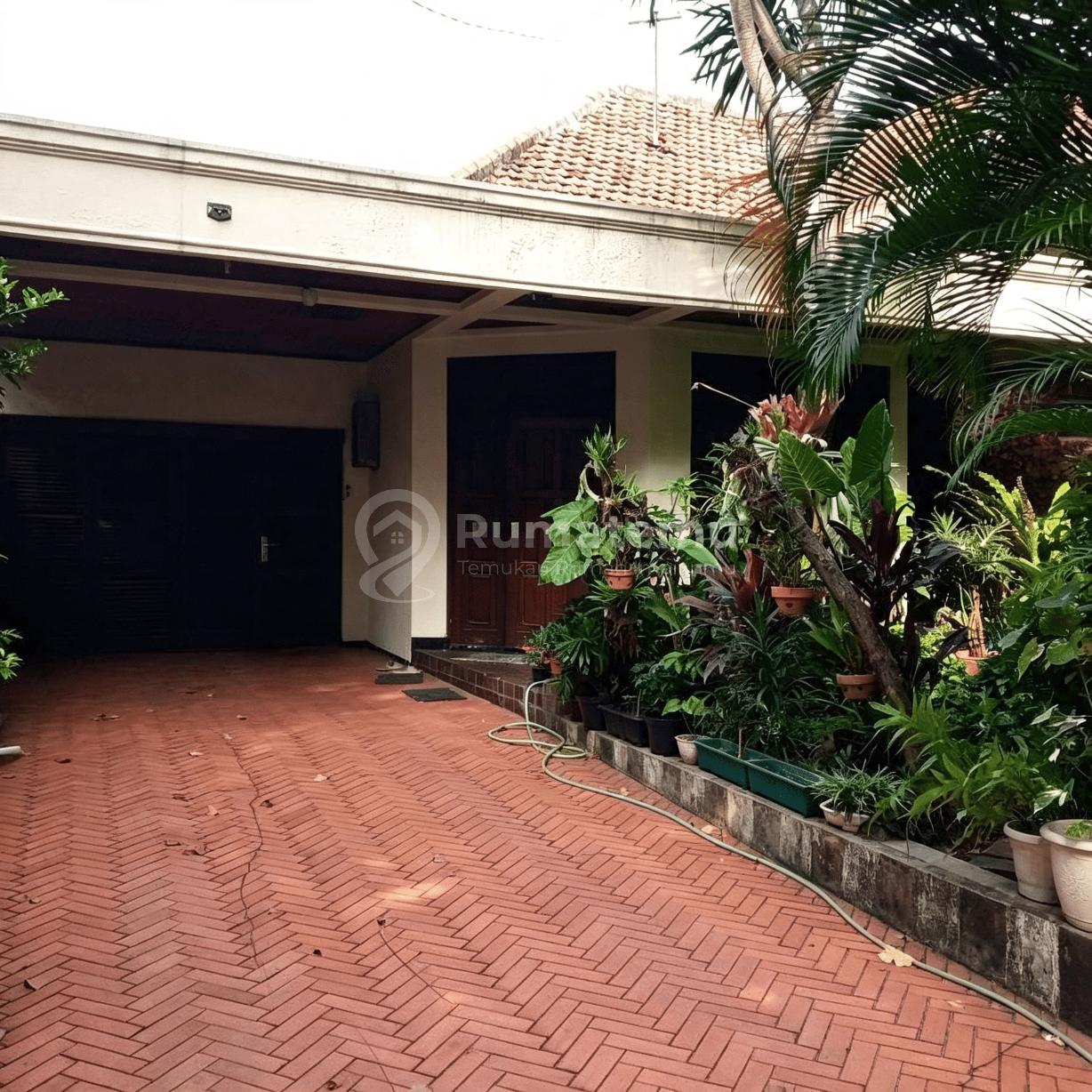 Dijual Rumah Strategis dengan Row jalan 4 Mobil di Bendungan Hilir, Tanah Abang, Jakarta