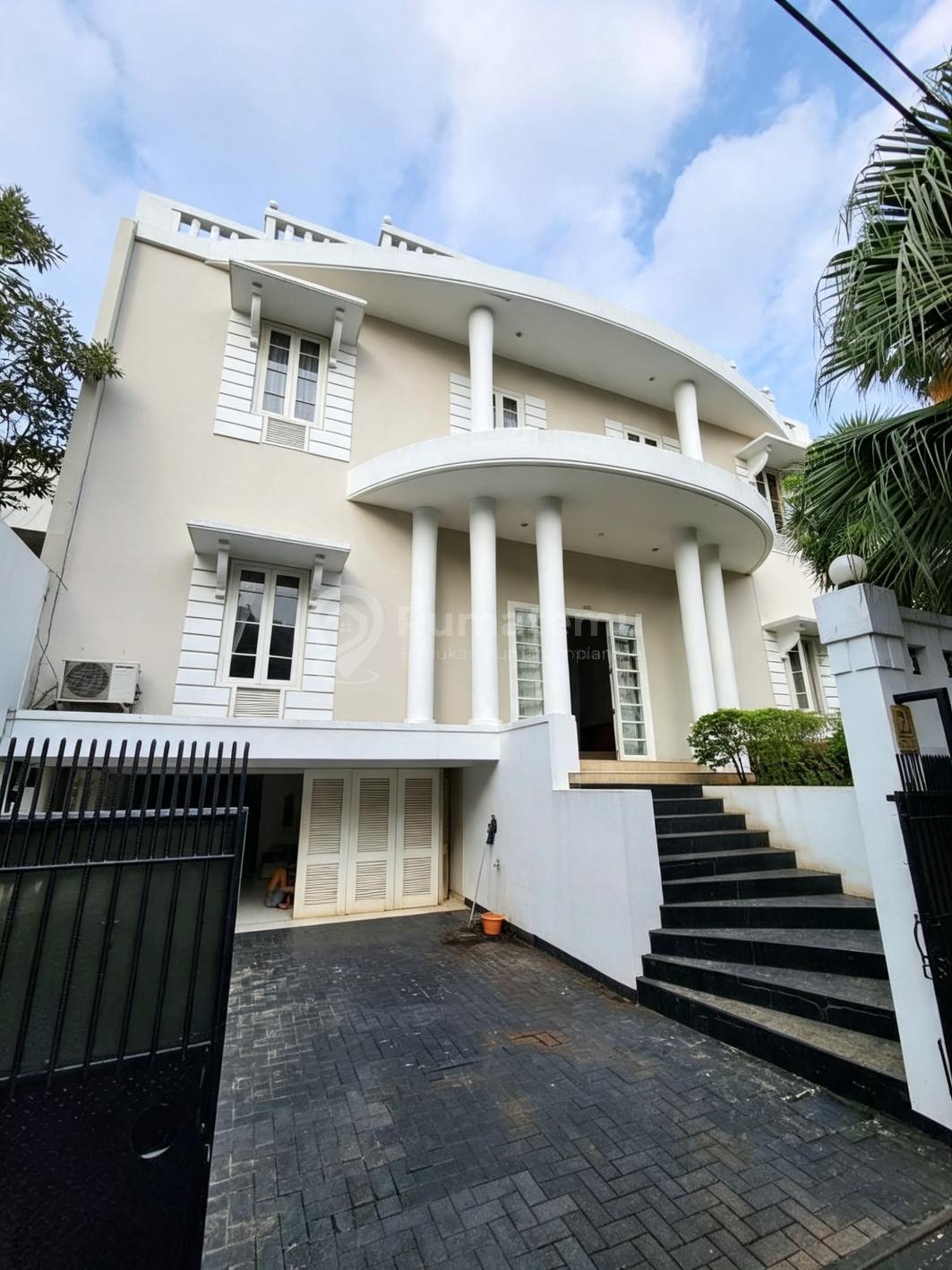 Dijual Rumah + Swimming Pool Semi Furnish Lokasi Strategis Di Pondok Indah, Kebayoran Lama, Jakarta Selatan