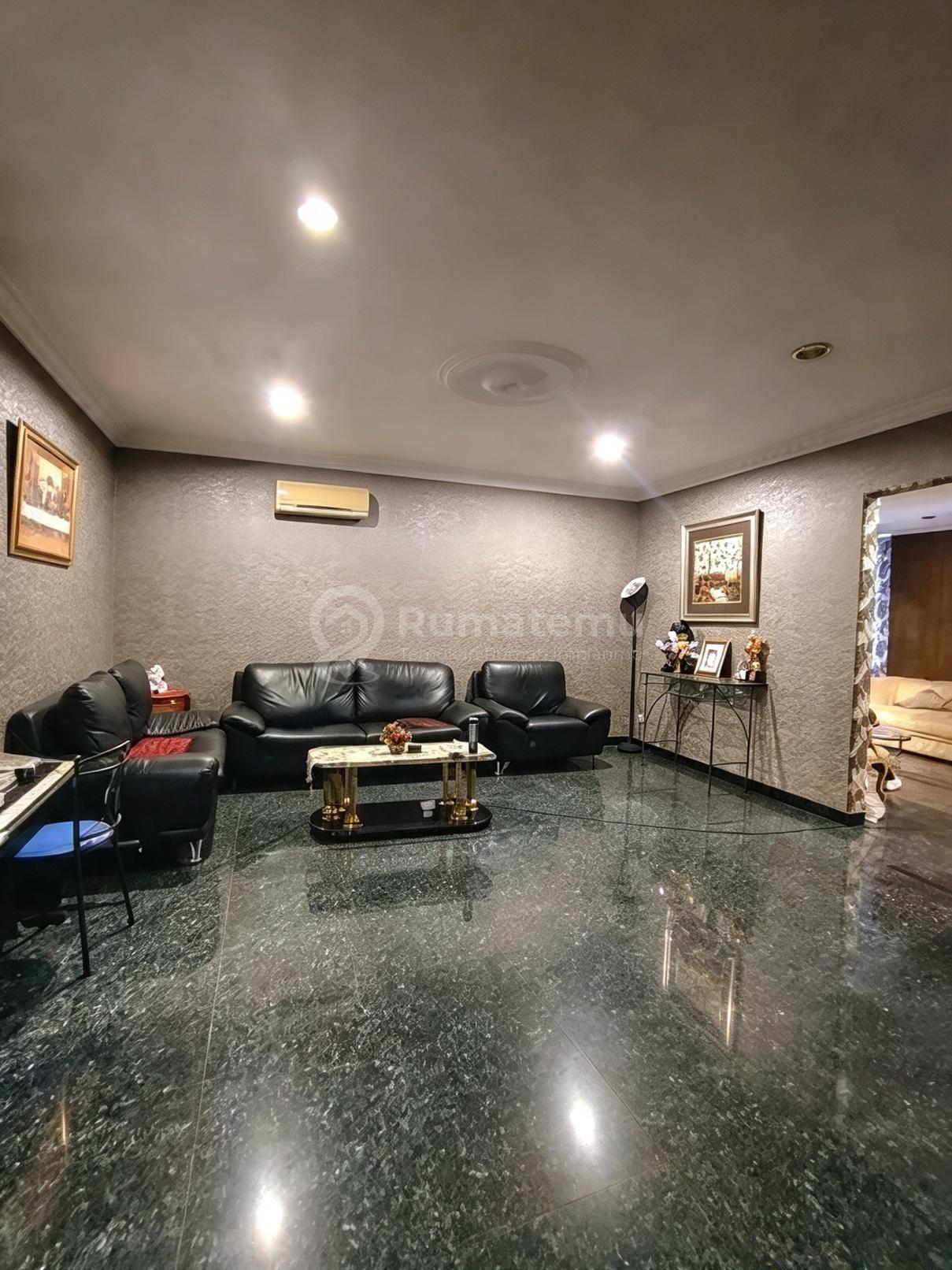 Taman Palem, Cengkareng, Jakarta Barat..Dijual Rumah 2.5 Lantai, Listrik 5500 Watt, Air Pam, 7 AC, Semi Furnished, Lantai Full Granit, Hadap Utara, Shm.-L151026.9un