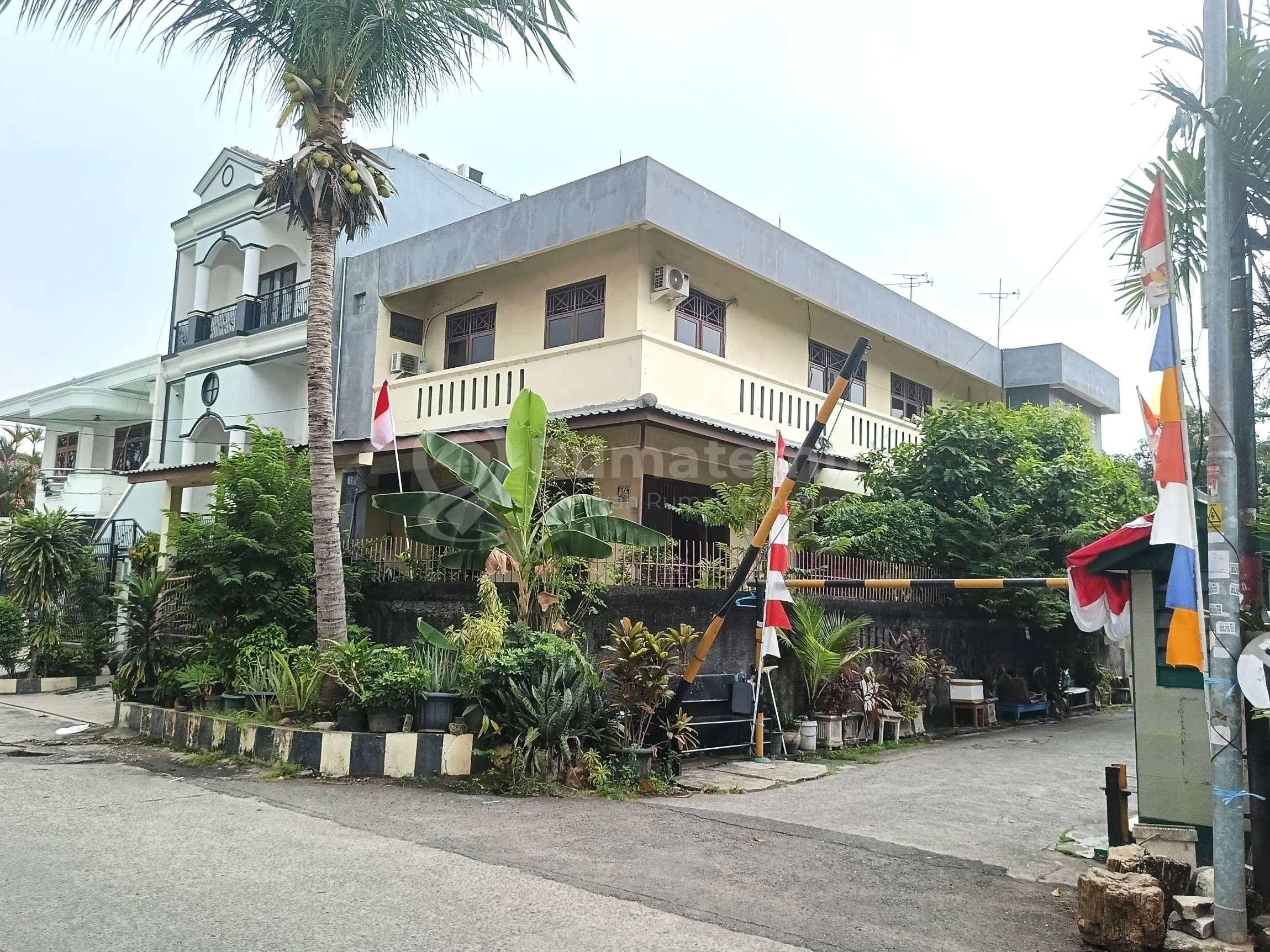 Rumah hoek 3lt 250m Type 6KT Kelapa Gading Jakarta Utara
