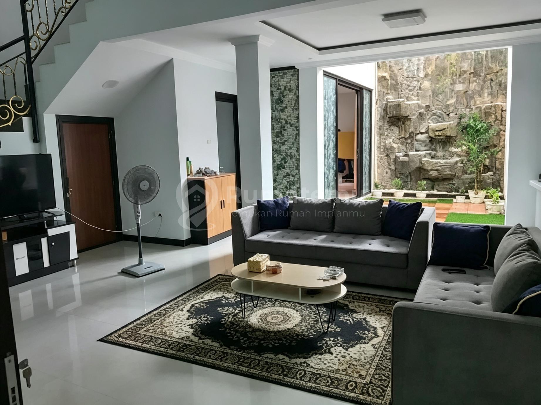 Rumah Bagus 2 Lantai Siap Huni Hadap Timur