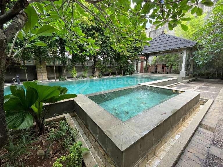 Rumah dengan bergaya Villa di dalam compound