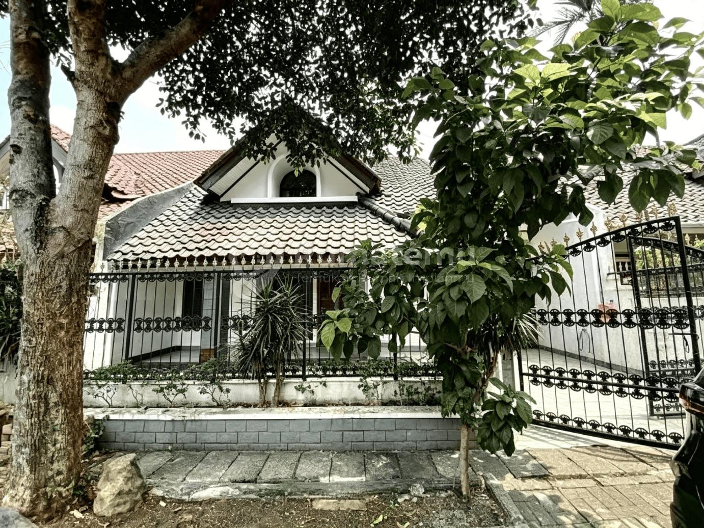 Dijual Rumah Asri Depan Taman di Anggrek Loka