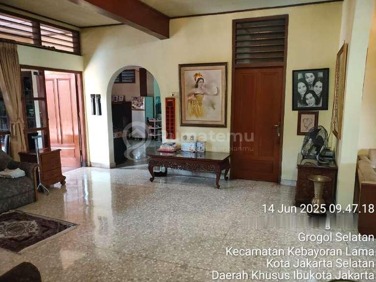 Dijual rumah dengan halaman yang luas Sekneg Cidodol, Grogol Selatan, Kebayoran Lama