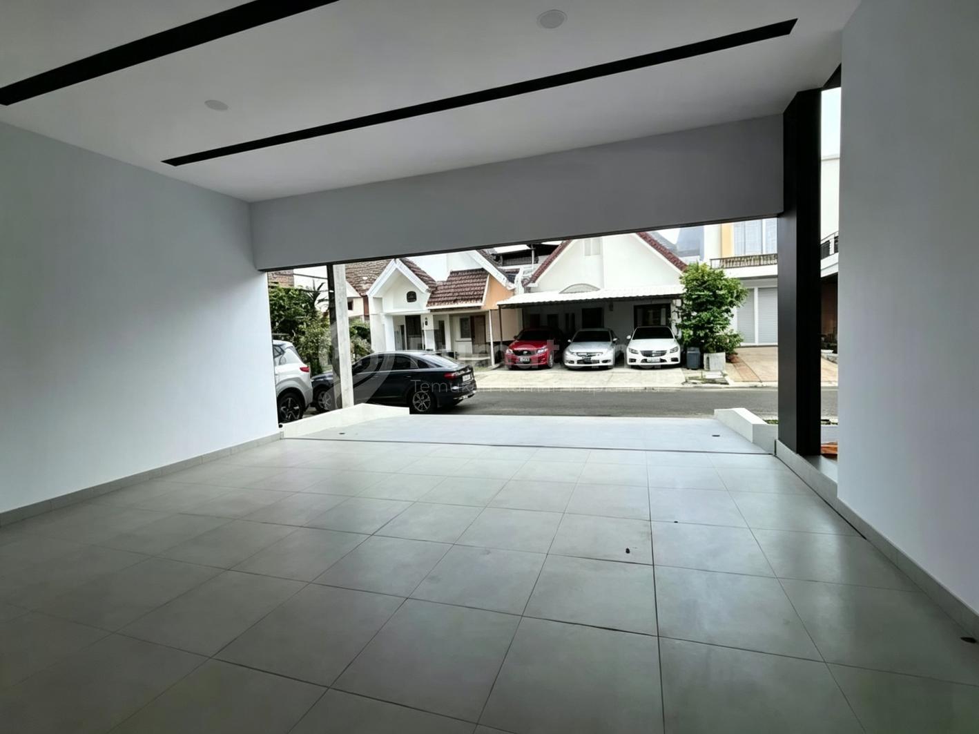 Rumah Baru 3 Lantai Hoek Design Menarik Strategis