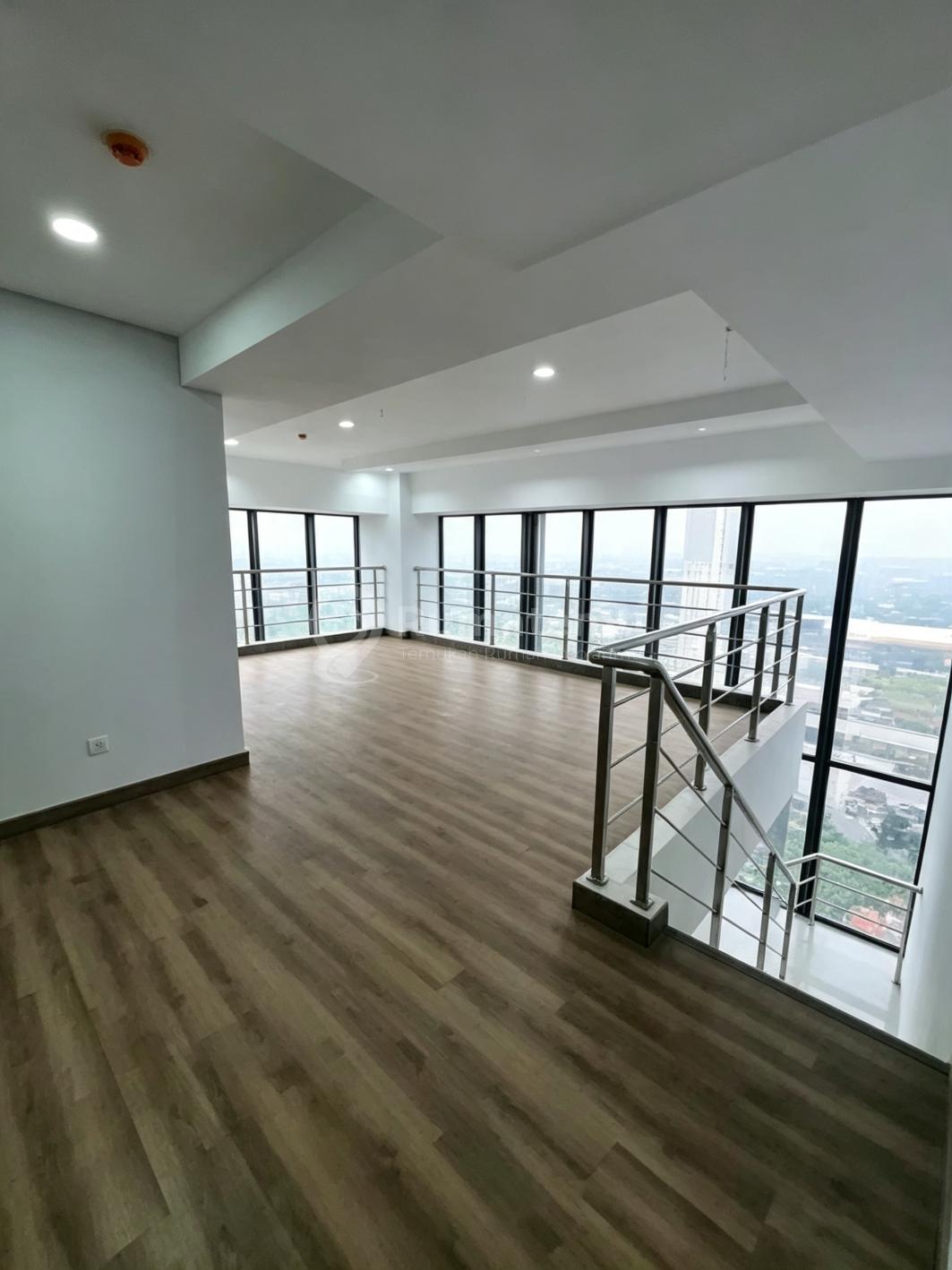 The Smith SOHO Disewa Office Posisi Hoek Best View